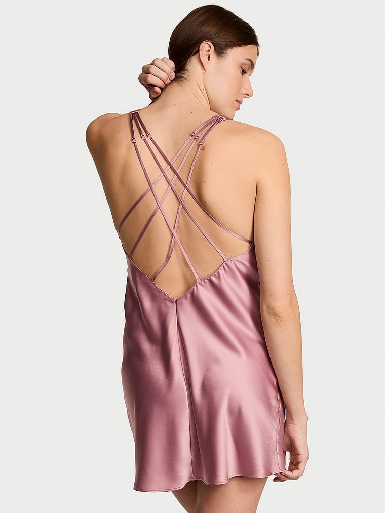 Koszulka nocna satynowa z błyszczącymi ramiączkami Scattered Shine Strap Slip. Produkt ma kolor różowy i pochodzi z kolekcji Victoria's Secret. 