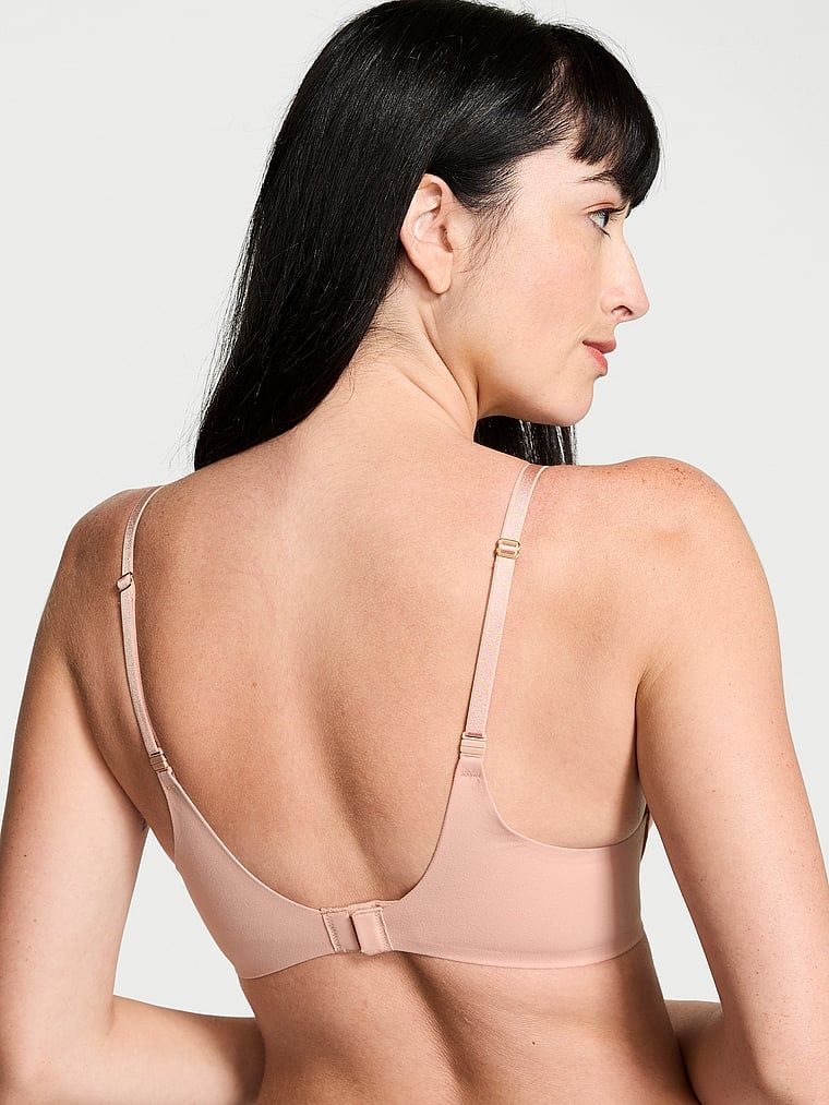 Modelka prezentuje biustonosz push-up Smooth. Produkt ma kolor beżowy i pochodzi z kolekcji Dream Angels.