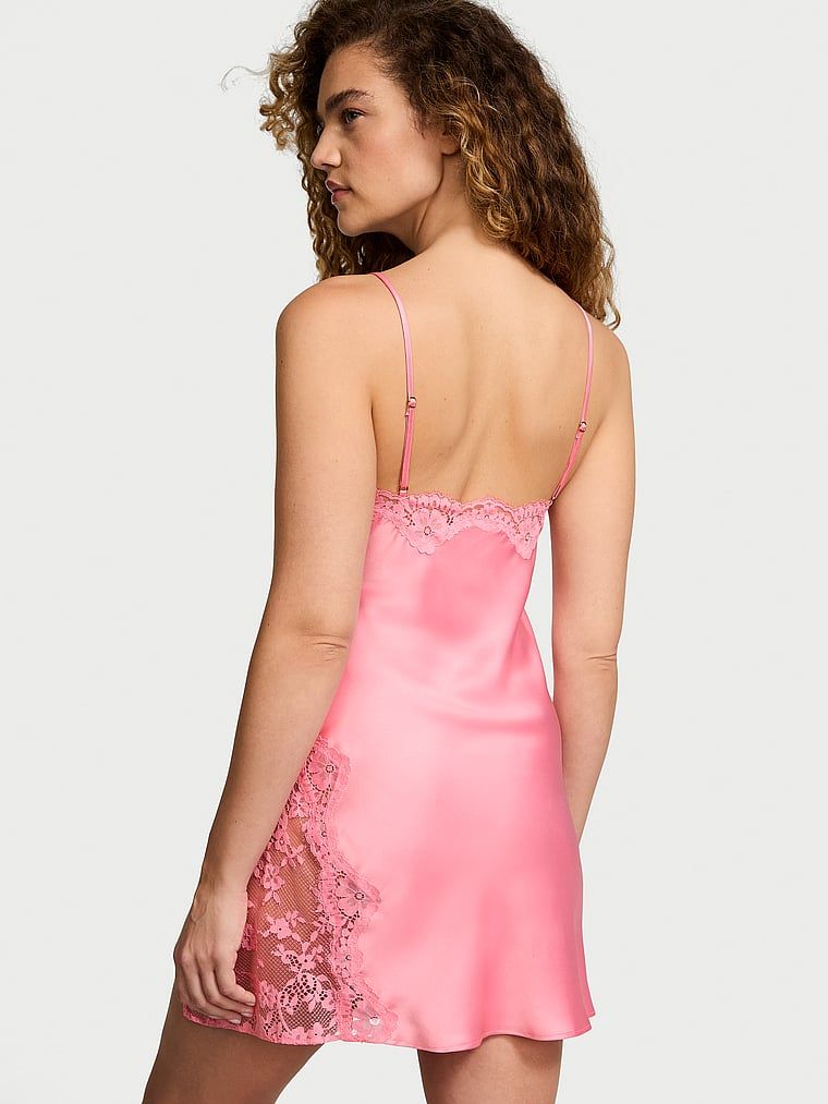 Koszulka nocna satynowa z koronką Lace-Trim Asymmetric. Produkt ma kolor różowy i pochodzi z kolekcji Victoria's Secret. 
