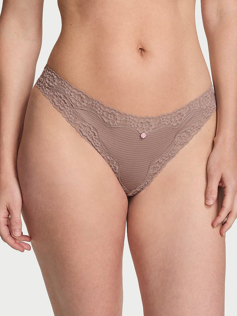 Stringi bawełniane w paseczki z koronką na krawędziach. Produkt ma kolor brązowy i pochodzi z kolekcji Lace Trim. 