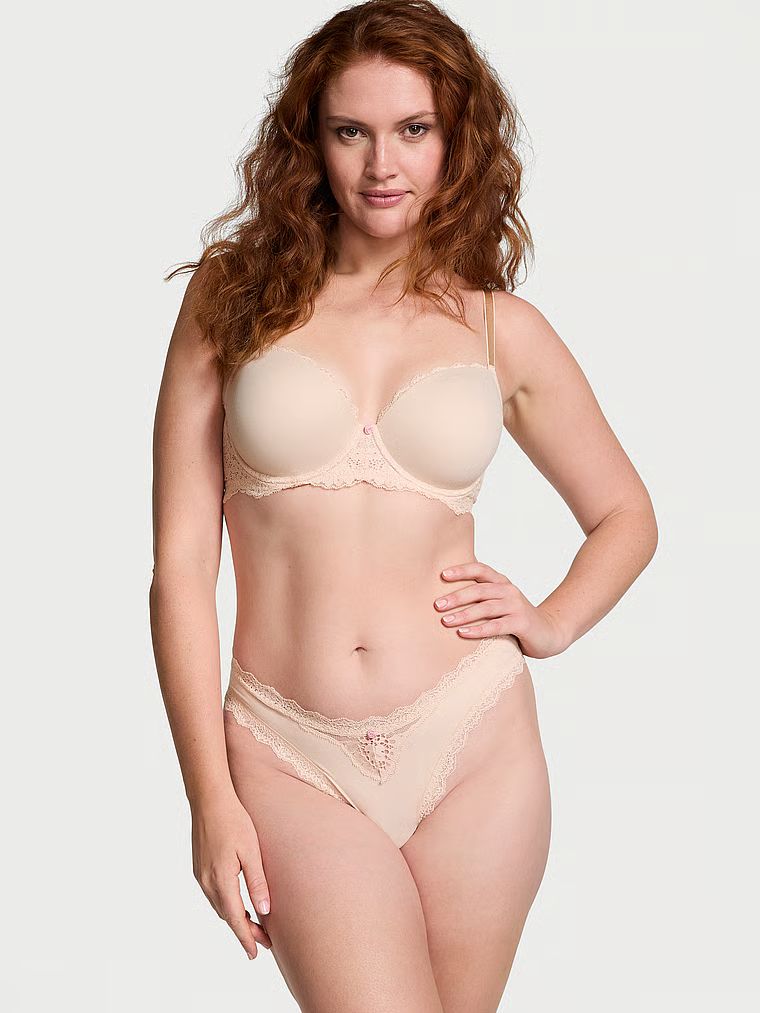 Majtki brazyliany z koronką Lace Trim Brazilian. Produkt ma kolor beżowy i pochodzi z kolekcji Dream Angels. 