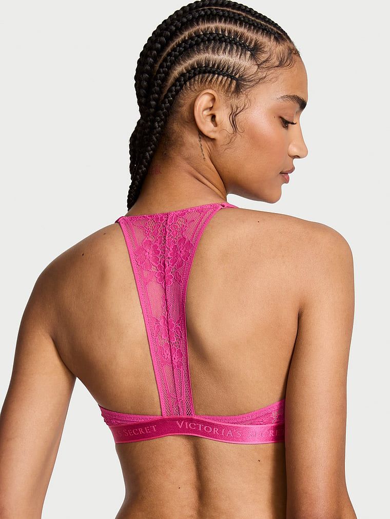 Modelka prezentuje biustonosz lekko usztywniany zapinany z przodu Lace-Trim Demi. Produkt ma kolor różowy i pochodzi z kolekcji T-shirt.