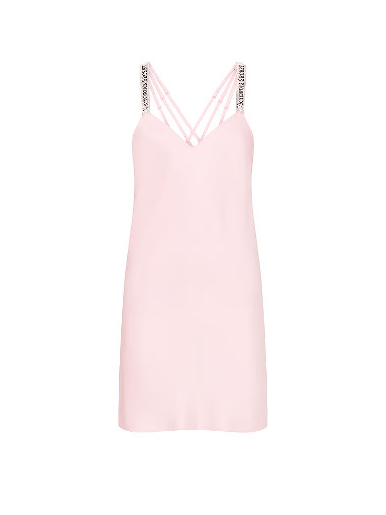 Koszulka nocna satynowa z błyszczącymi ramiączkami Scattered Shine Strap Slip. Produkt ma kolor różowy i pochodzi z kolekcji Very Sexy. 