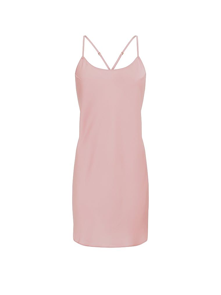 Koszulka nocna satynowa na cienkich ramiączkach odsłaniająca plecy Open-Back Slip. Produkt ma kolor złoto i pochodzi z kolekcji Victoria's Secret. 