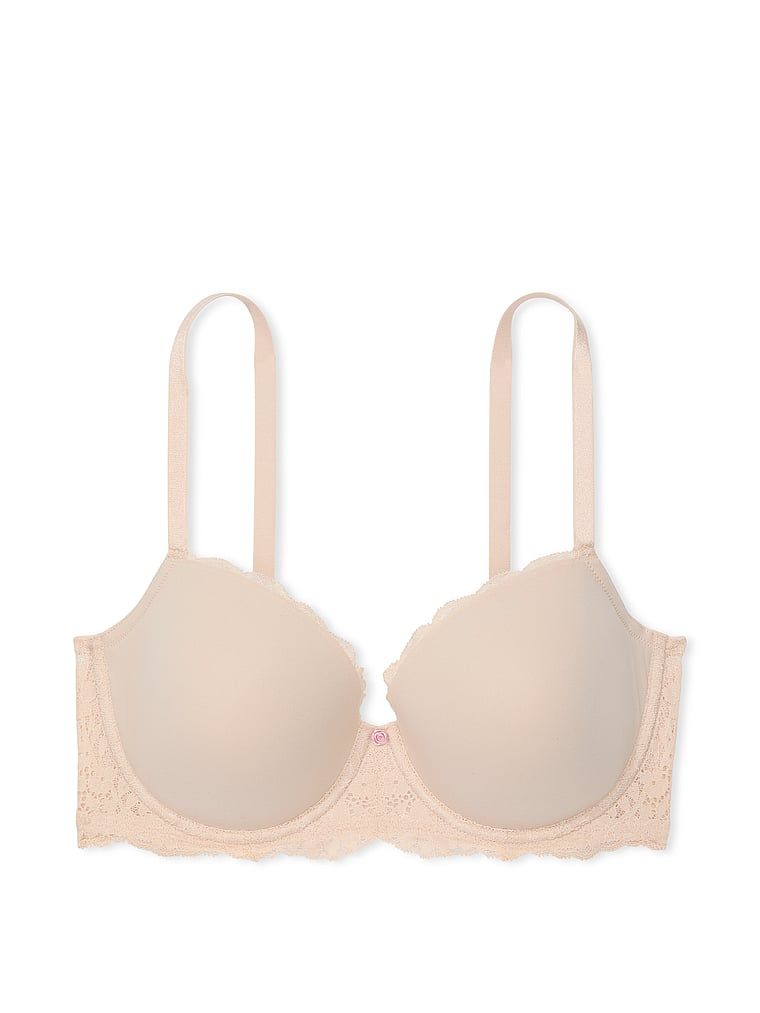 Modelka prezentuje biustonosz lekko usztywniany Smooth and Lace Classic Demi. Produkt ma kolor beżowy i pochodzi z kolekcji Dream Angels.