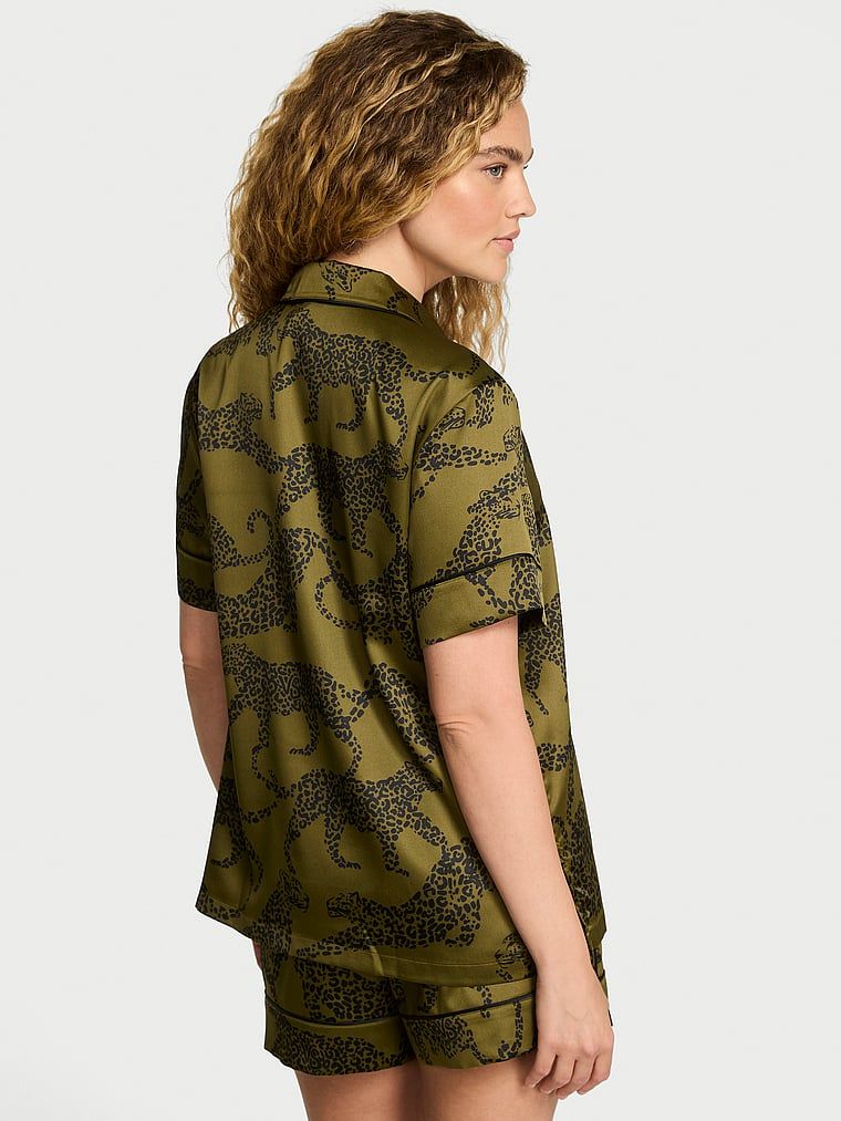 Piżama satynowa błyszcząca z szortami Glazed Satin. Produkt jest wzorzysty i pochodzi z kolekcji Victoria's Secret. 