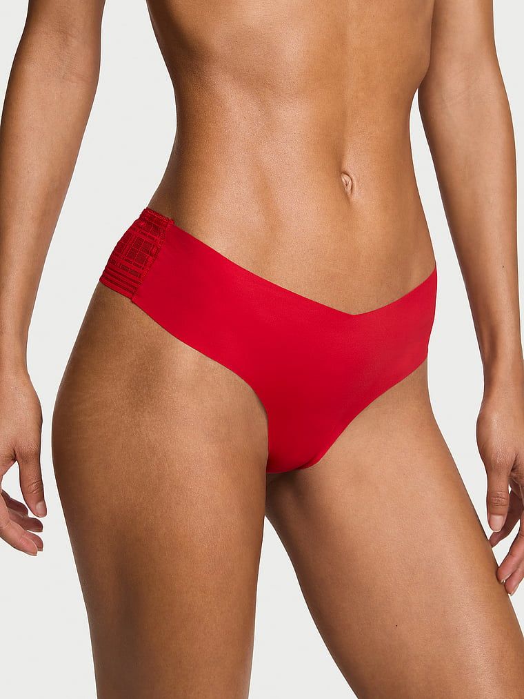 Stringi z siateczką w kratkę z tyłu No-Show Plaid Mesh. Produkt ma kolor czerwony i pochodzi z kolekcji No-Show. 