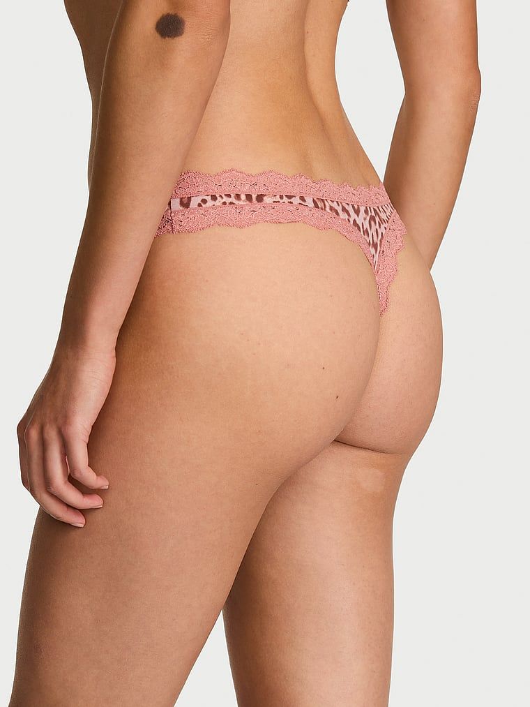 Stringi z koronką Lace Trim. Produkt jest wzorzysty i pochodzi z kolekcji Dream Angels. 