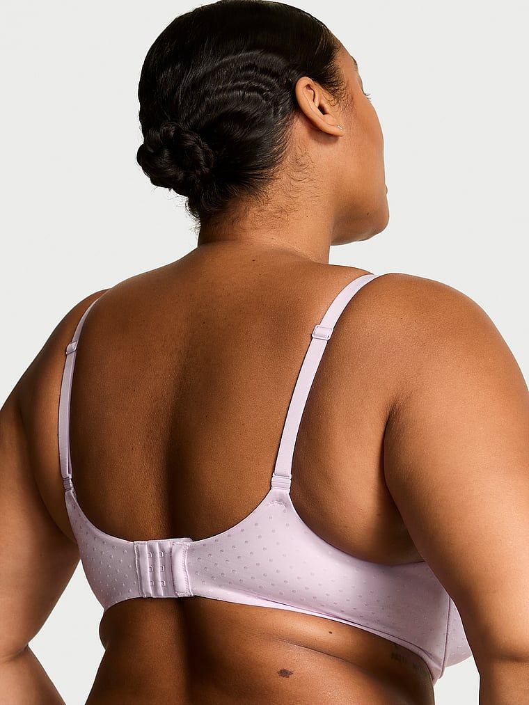 Modelka prezentuje biustonosz lekko usztywniany Demi. Produkt ma kolor purpurowy i pochodzi z kolekcji Body by Victoria.
