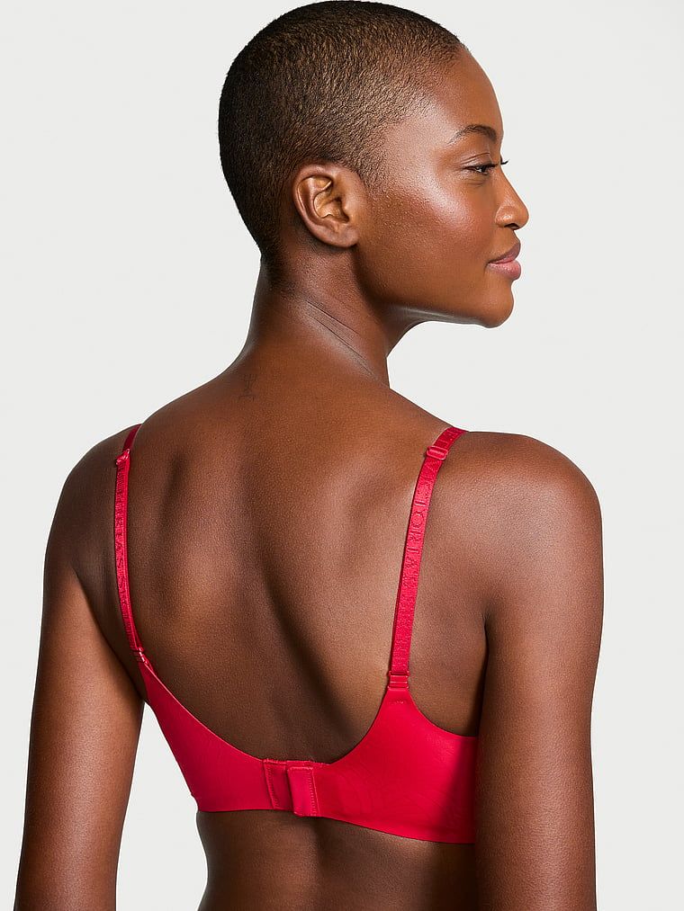 Modelka prezentuje biustonosz lekko usztywniany braletka bez fiszbin Comfort. Produkt ma kolor czerwony i pochodzi z kolekcji Body by Victoria.