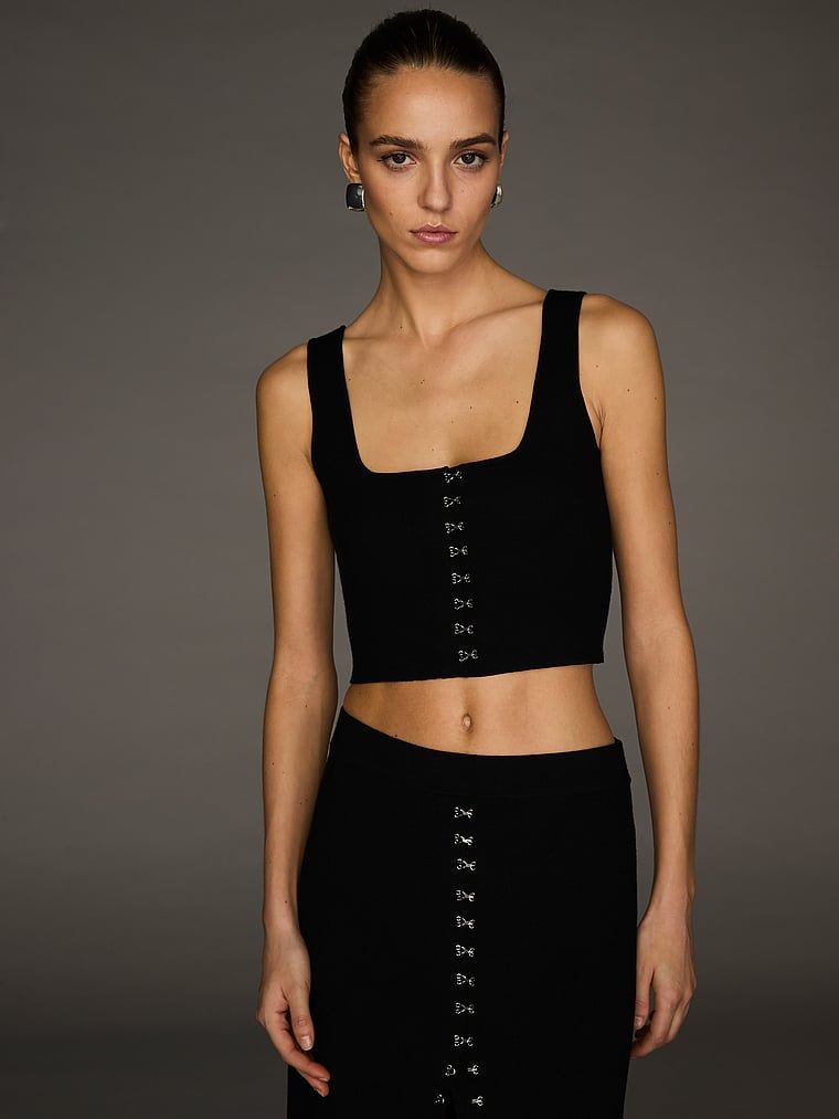 Top z dzianiny zapinany na haftki Atelier X Altuzarra. Produkt ma kolor czarny i pochodzi z kolekcji Atelier Victoria's Secret x Altuzarra. 