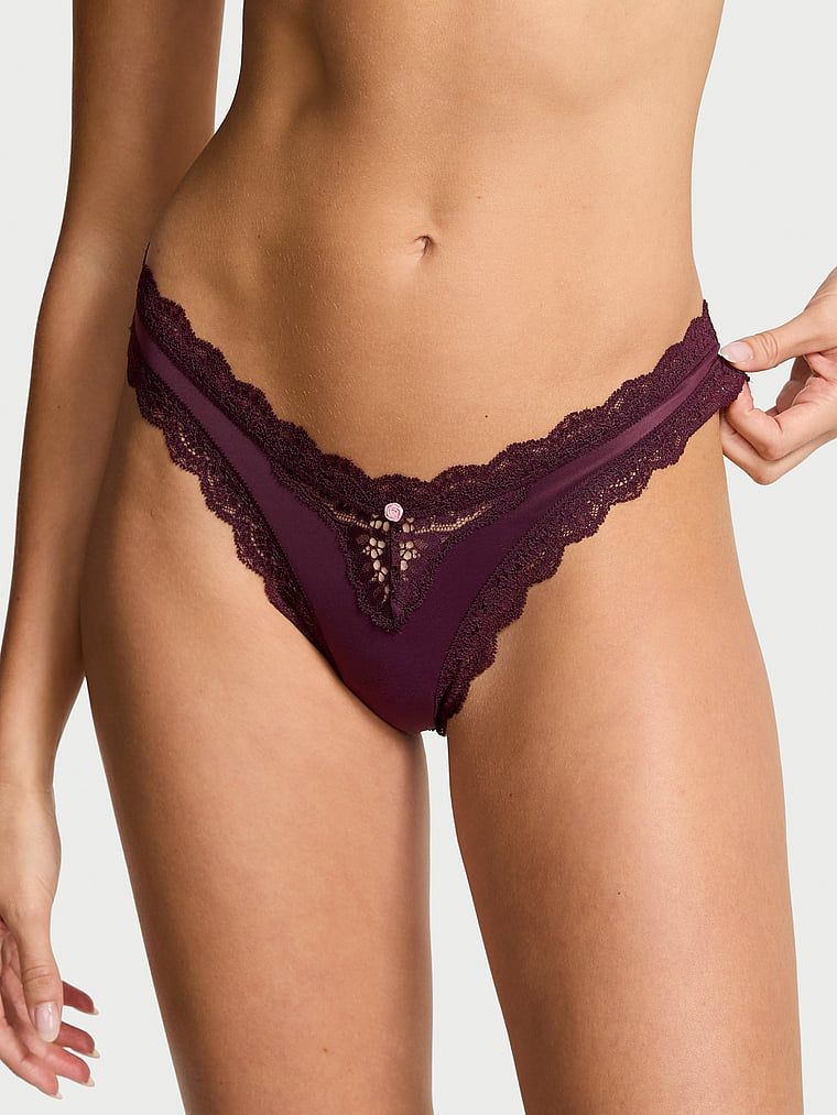 Majtki brazyliany z koronką Lace Trim Brazilian. Produkt ma kolor purpurowy i pochodzi z kolekcji Dream Angels. 