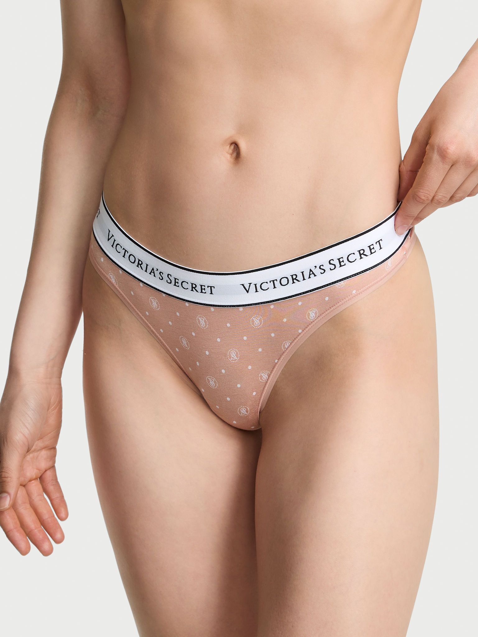 Stringi bawełniane z logo w talii. Produkt jest wzorzysty i pochodzi z kolekcji Cotton. 