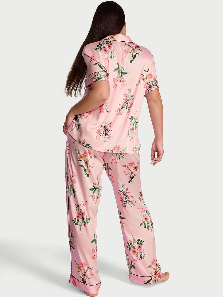 Piżama satynowa błyszcząca z krótkimi rękawami i długimi spodniami Glazed Satin. Produkt ma wzór kwiatowy i pochodzi z kolekcji Victoria's Secret. 
