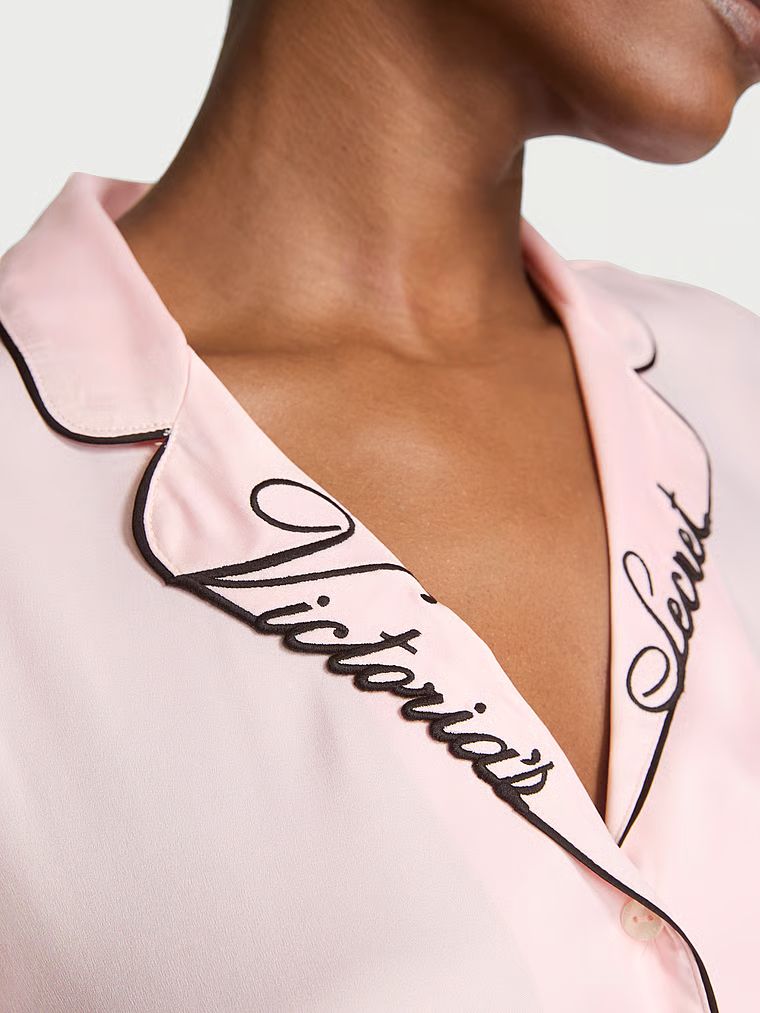 Piżama satynowa błyszcząca z szortami Glazed Satin. Produkt ma kolor różowy i pochodzi z kolekcji Victoria's Secret. 