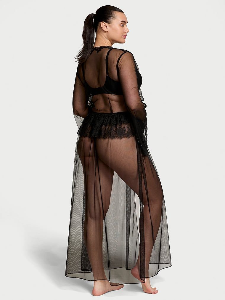 Szlafrok maxi z siateczki Rose Lace and Tulle. Produkt ma kolor czarny i pochodzi z kolekcji Victoria's Secret. 