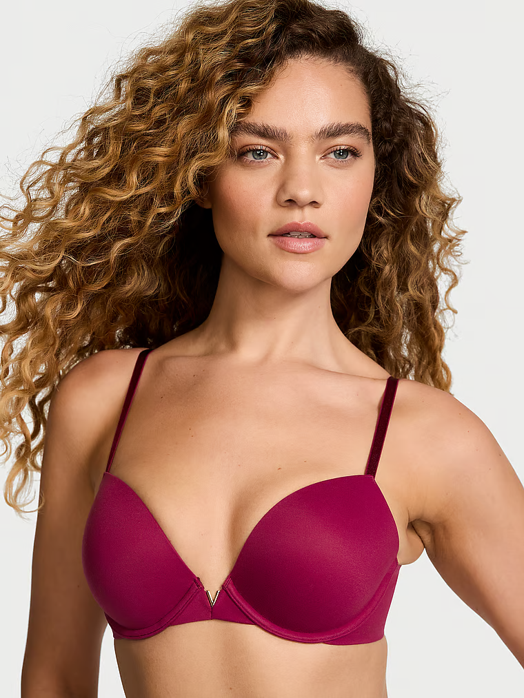 Modelka prezentuje biustonosz push-up Smooth. Produkt ma kolor czerwony i pochodzi z kolekcji Dream Angels.
