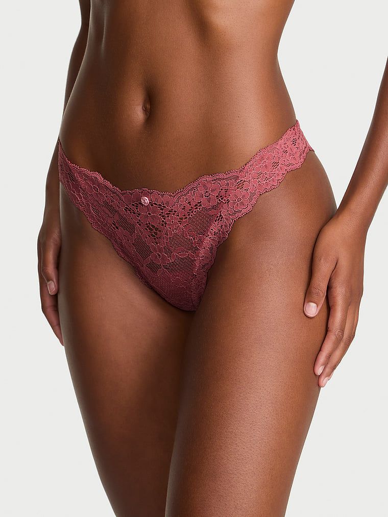 Stringi koronkowe Lace. Produkt ma kolor różowy i pochodzi z kolekcji Body by Victoria. 
