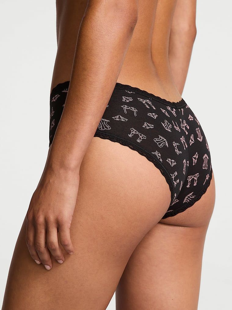 Majtki bawełniane z koronką na krawędziach Lace-Waist Cheeky. Produkt jest wzorzysty i pochodzi z kolekcji Body by Victoria. 