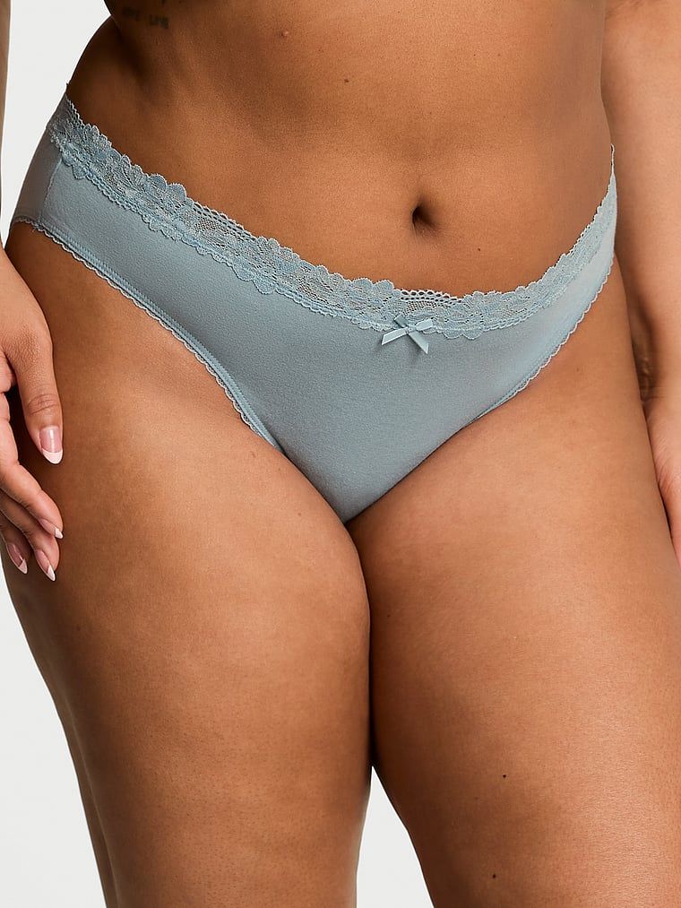 Majtki bawełniane z koronką w talii Lace-Waist Bikini. Produkt ma kolor niebieski i pochodzi z kolekcji Victoria's Secret. 
