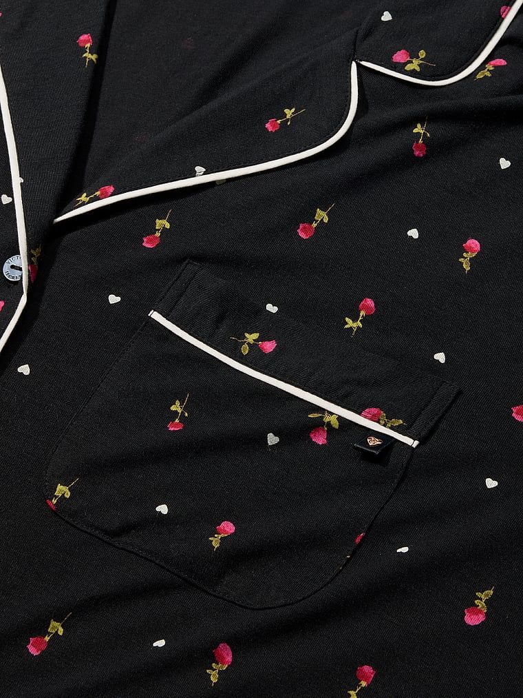 Długa piżama z modalu SoSoft. Produkt ma wzór kwiatowy i pochodzi z kolekcji Victoria's Secret. 