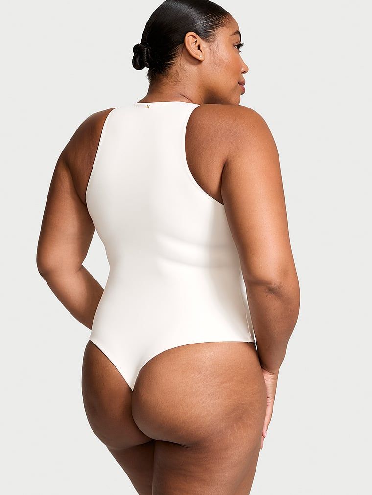 Body na grubszych ramiączkach FeatherSoft. Produkt ma kolor biały i pochodzi z kolekcji Victoria's Secret. 