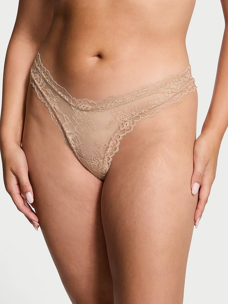 Stringi koronkowe z wysoko wyciętymi nogawkami Rose Lace. Produkt ma kolor beżowy i pochodzi z kolekcji Very Sexy. 