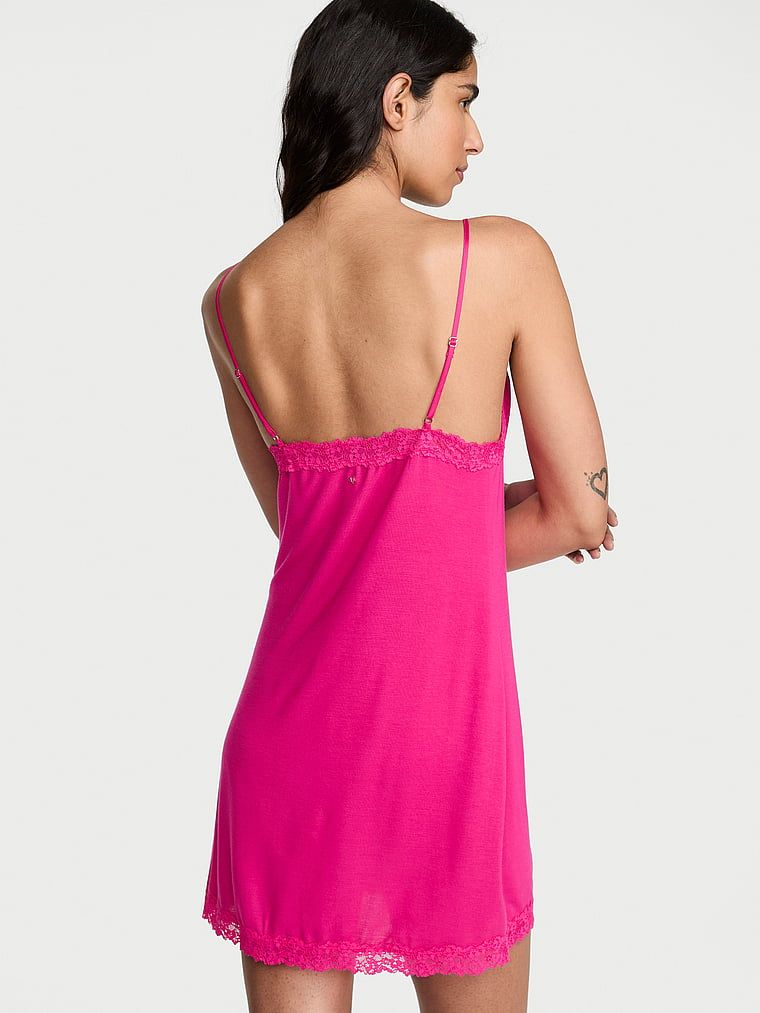 Koszula nocna z modalu SoSoft. Produkt ma kolor różowy i pochodzi z kolekcji Victoria's Secret. 