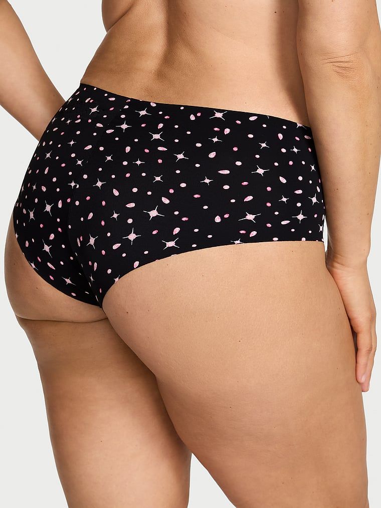 Majtki bezszwowe No-Show Cheeky. Produkt jest wzorzysty i pochodzi z kolekcji No-Show. 