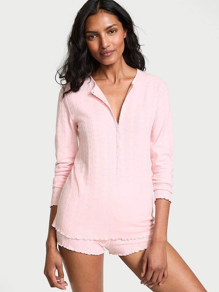 Piżama z długimi rękawami i szortami Heart Pointelle. Produkt ma kolor różowy i pochodzi z kolekcji Victoria's Secret. 