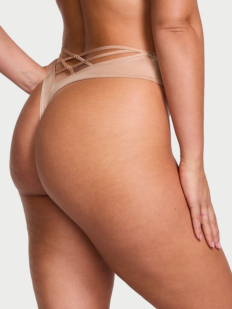 Stringi z wysokim stanem i paseczkami z tyłu Strappy-Back. Produkt ma kolor beżowy i pochodzi z kolekcji Very Sexy. 