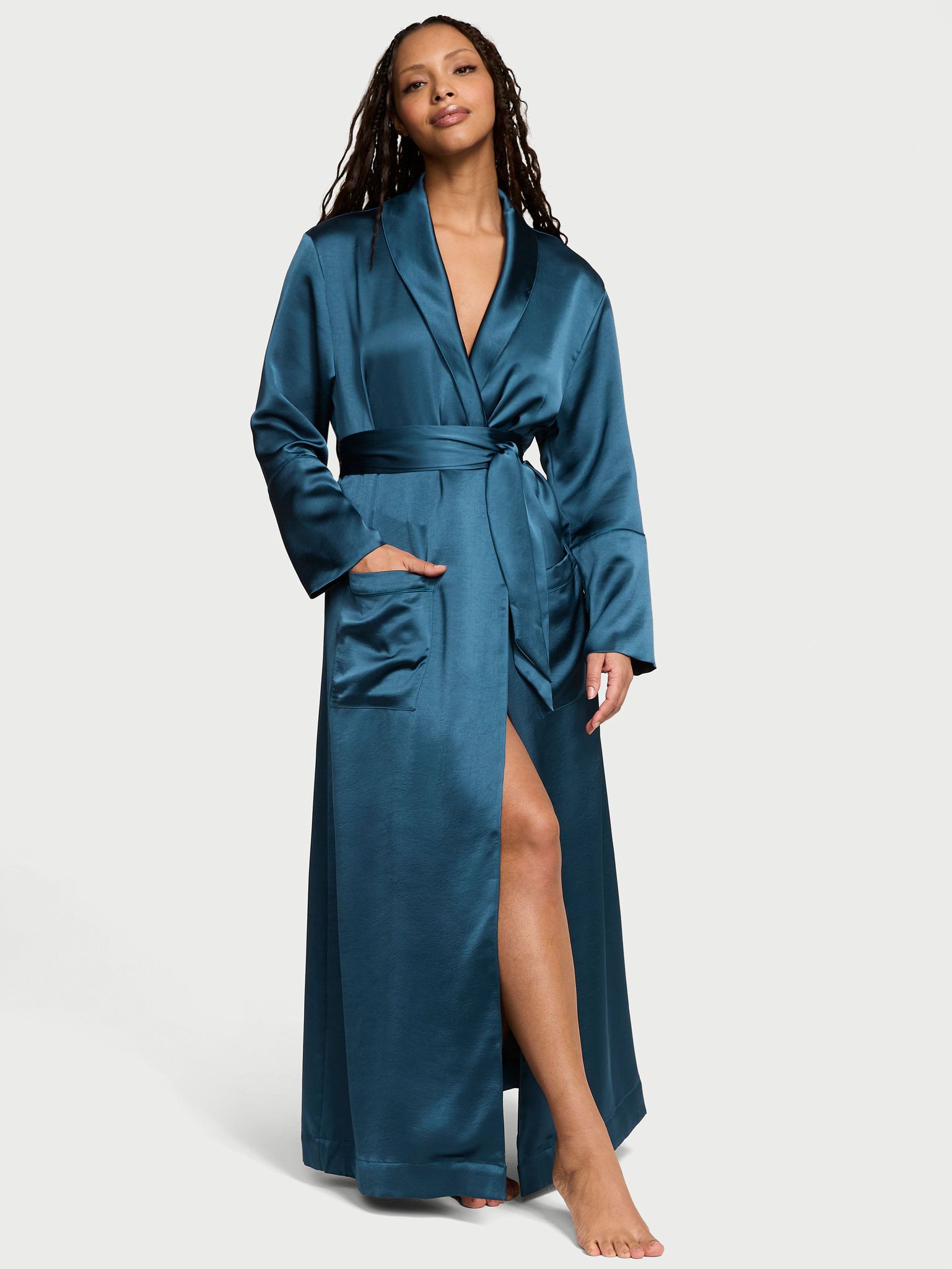 Szlafrok satynowy maxi Luxe. Produkt ma kolor niebieski i pochodzi z kolekcji Victoria's Secret. 