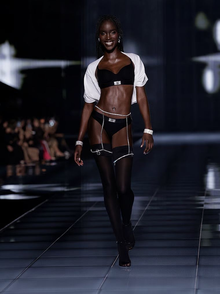 T-shirt bawełniany oversize VSFS 2025. Produkt ma kolor biały i pochodzi z kolekcji Angel Essentials. 