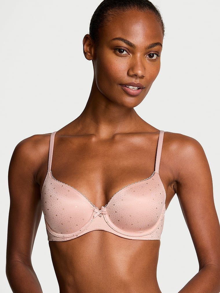 Modelka prezentuje biustonosz lekko usztywniany Smooth Demi. Produkt jest wzorzysty i pochodzi z kolekcji Body by Victoria.