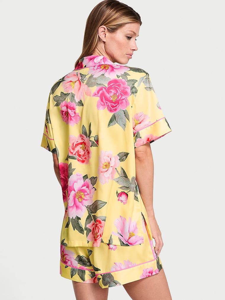 Piżama satynowa błyszcząca z szortami Glazed Satin. Produkt ma wzór kwiatowy i pochodzi z kolekcji Victoria's Secret. 