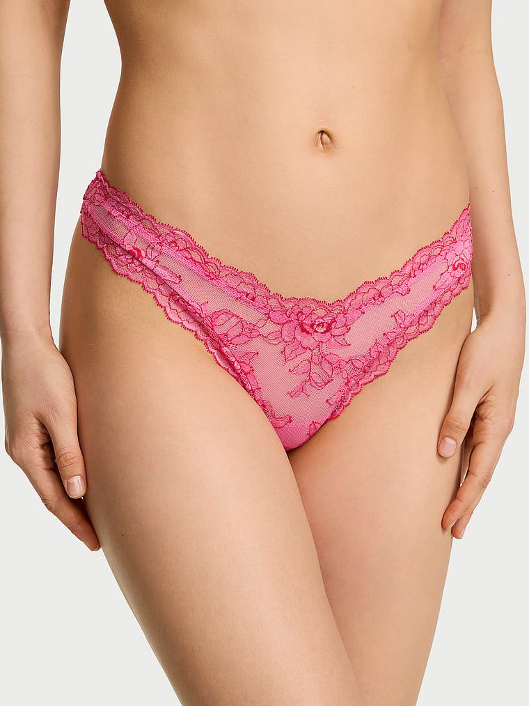 Stringi koronkowe z wysoko wyciętymi nogawkami Rose Lace. Produkt jest wielokolorowy i pochodzi z kolekcji Very Sexy. 