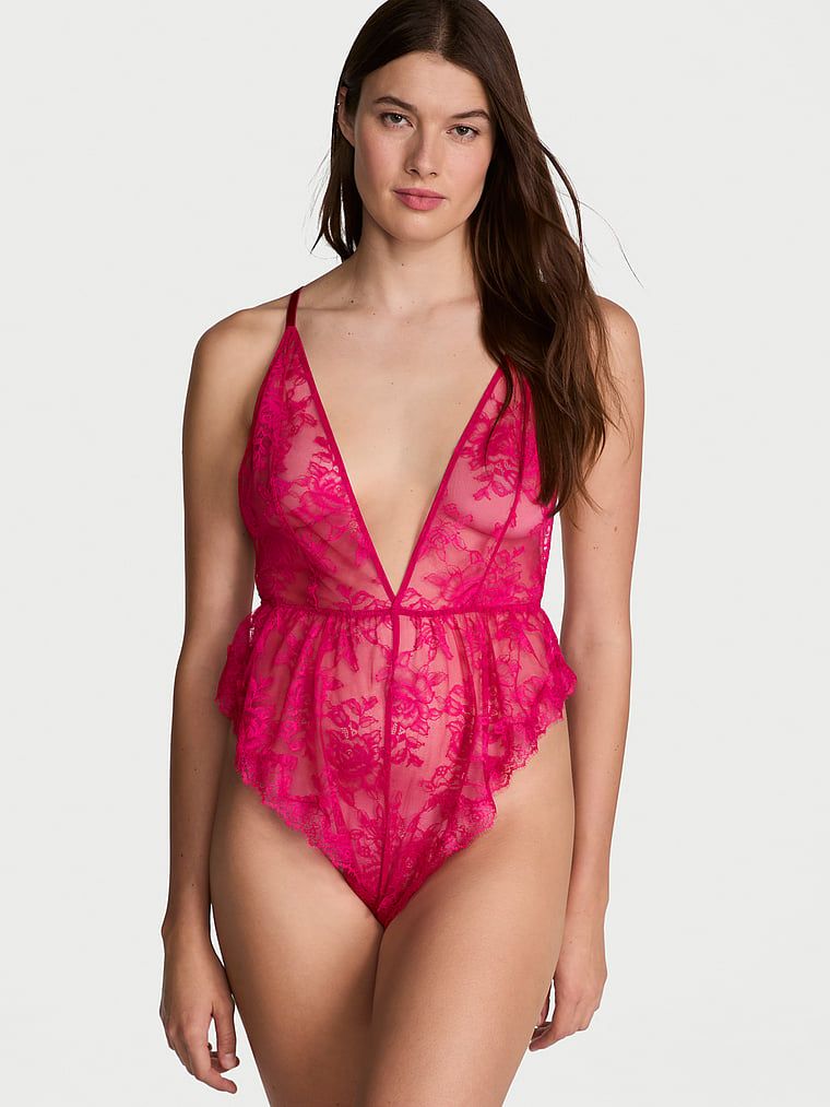 Kombinezon koronkowy Rose Lace. Produkt ma kolor różowy i pochodzi z kolekcji Victoria's Secret. 