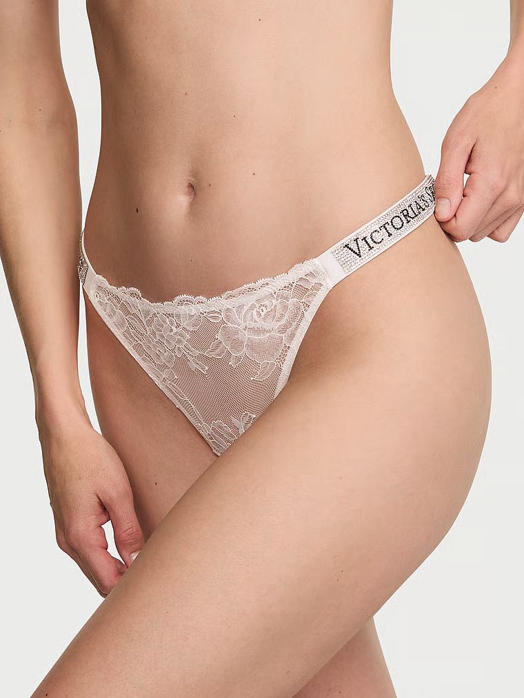 Koronkowe stringi z błyszczącymi paskami Shine Strap. Produkt ma kolor szary i pochodzi z kolekcji Very Sexy. 