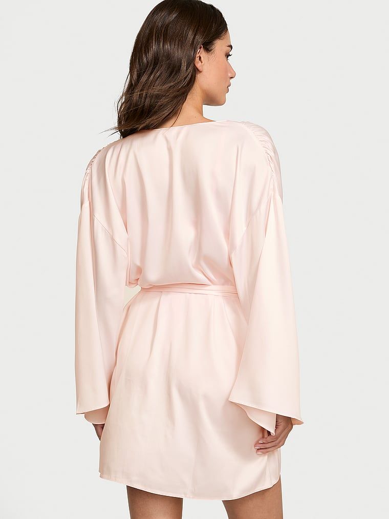 Szlafrok satynowy z piwoniami Peony. Produkt ma kolor różowy i pochodzi z kolekcji Victoria's Secret. 
