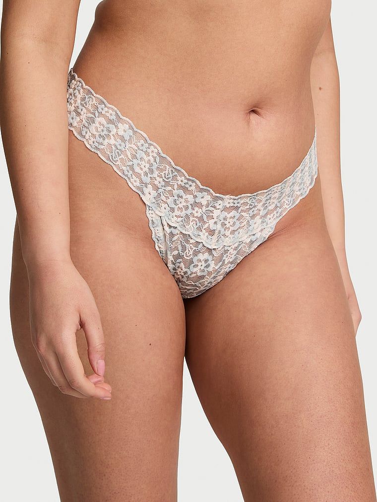 Stringi koronkowe Blossom. Produkt jest wzorzysty i pochodzi z kolekcji Lacie. 