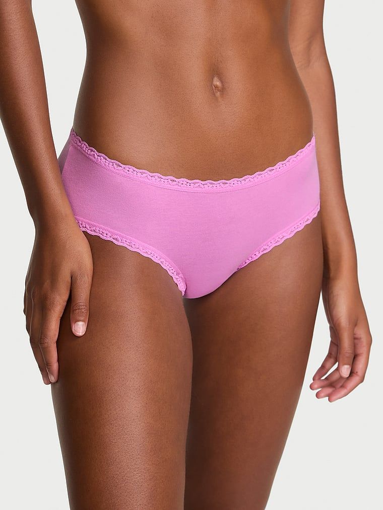 Majtki bawełniane z koronką na krawędziach Lace-Waist Cheeky. Produkt ma kolor różowy i pochodzi z kolekcji Body by Victoria. 