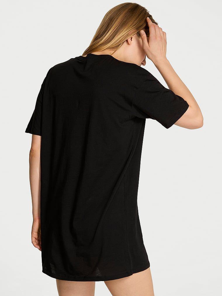 T-shirt bawełniany do spania oversize. Produkt ma kolor czarny i pochodzi z kolekcji Victoria's Secret. 
