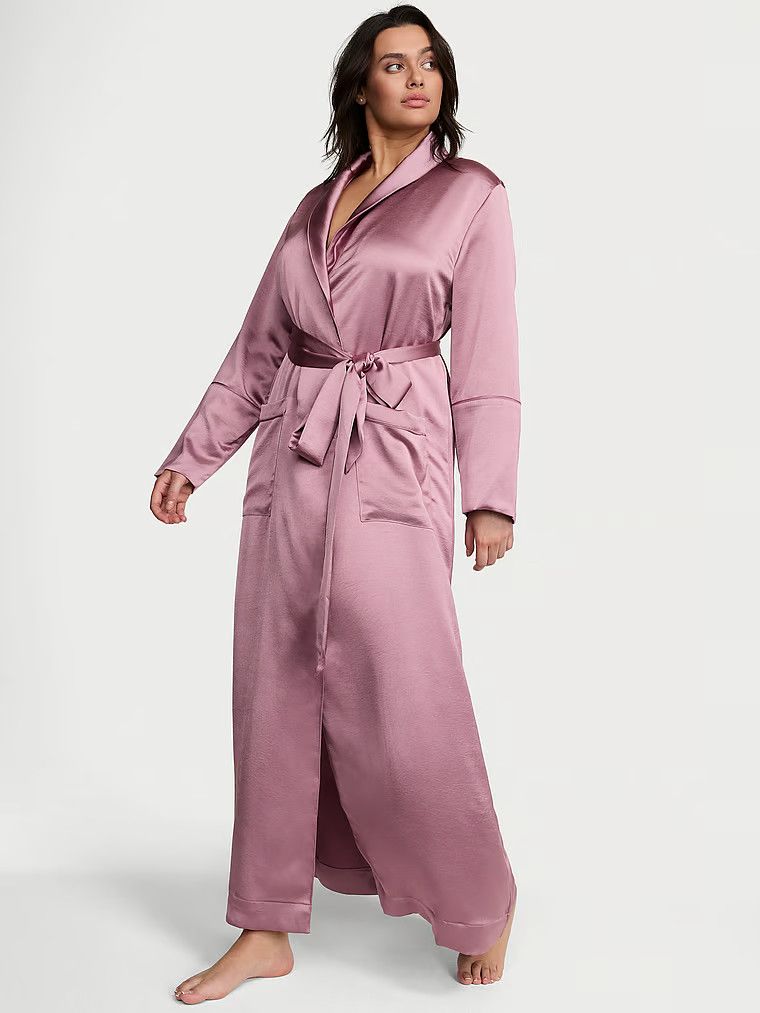 Szlafrok satynowy maxi Luxe. Produkt ma kolor różowy i pochodzi z kolekcji Victoria's Secret. 