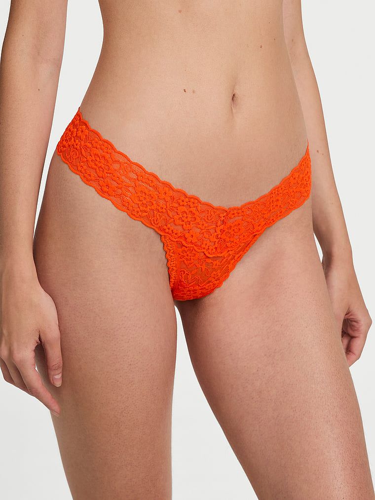 Stringi koronkowe Blossom. Produkt ma kolor czerwony i pochodzi z kolekcji Lacie. 