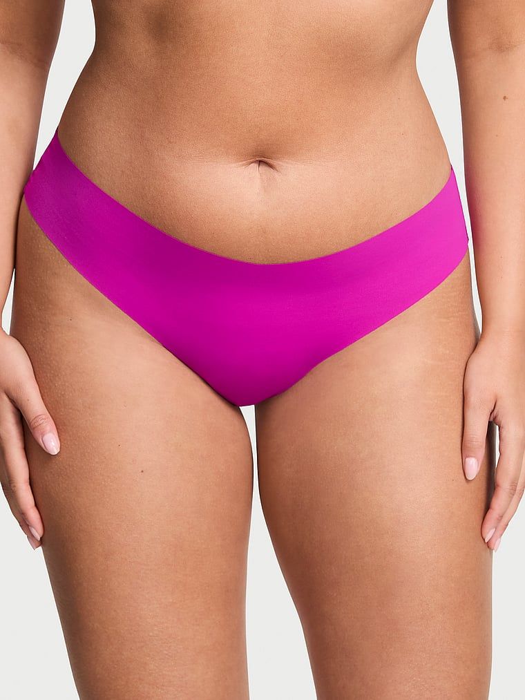 Stringi bezszwowe z paseczkami z tyłu No-Show Strappy. Produkt ma kolor purpurowy i pochodzi z kolekcji No-Show. 