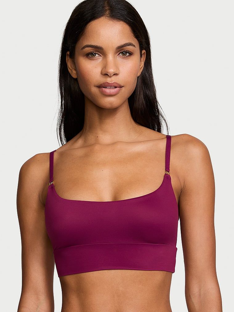 Modelka prezentuje biustonosz braletka Feathersoft Essentials. Produkt ma kolor czerwony i pochodzi z kolekcji Victoria's Secret.