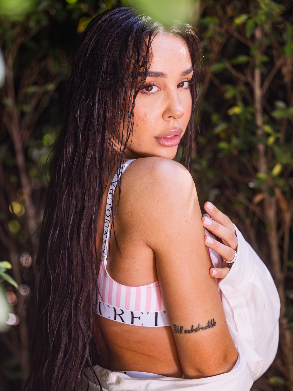 Biustonosz lekko usztywniany CoolBra Demi. Produkt ma kolor beżowy i pochodzi z kolekcji T-shirt. 