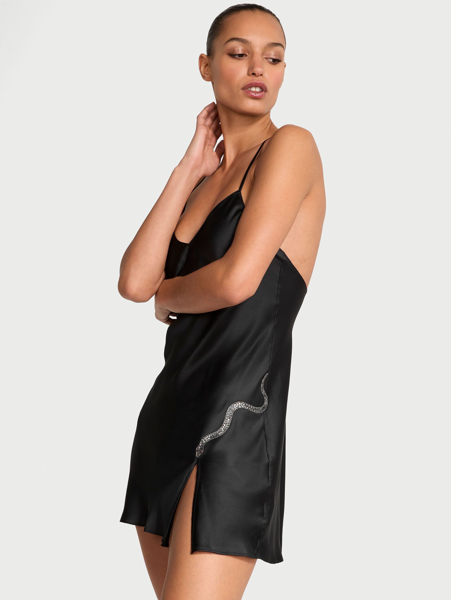 Koszulka nocna satynowa Snake Shine Slip. Produkt ma kolor czarny i pochodzi z kolekcji Victoria's Secret. 