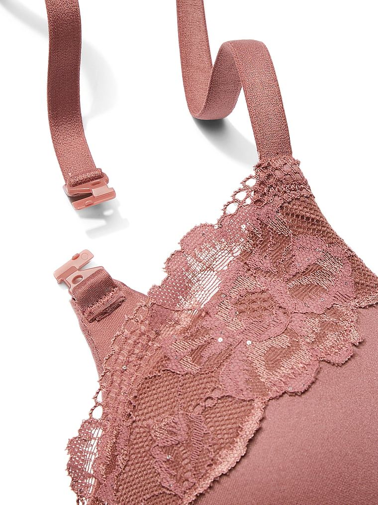 Na zdjęciu widoczny jest detal, zbliżenie na biustonosz push-up z koronką Lace-Trim Perfect Shape.