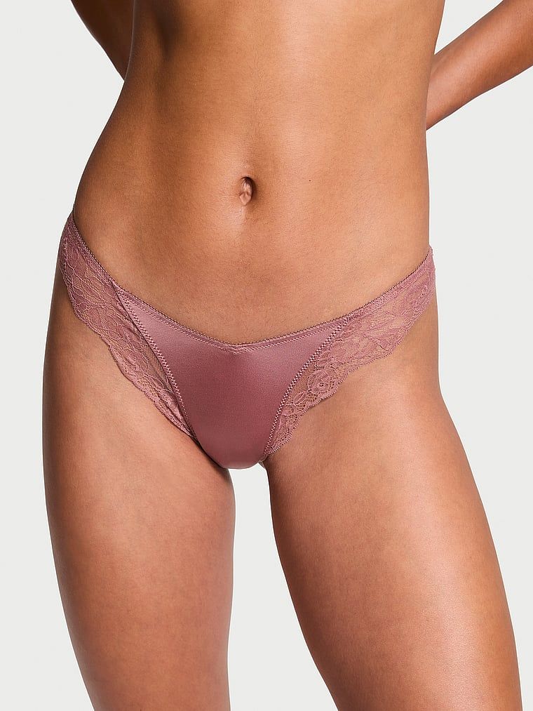 Stringi z koronką i wysoko wyciętymi nogawkami Lace-Trim High-Leg. Produkt ma kolor różowy i pochodzi z kolekcji Very Sexy. 